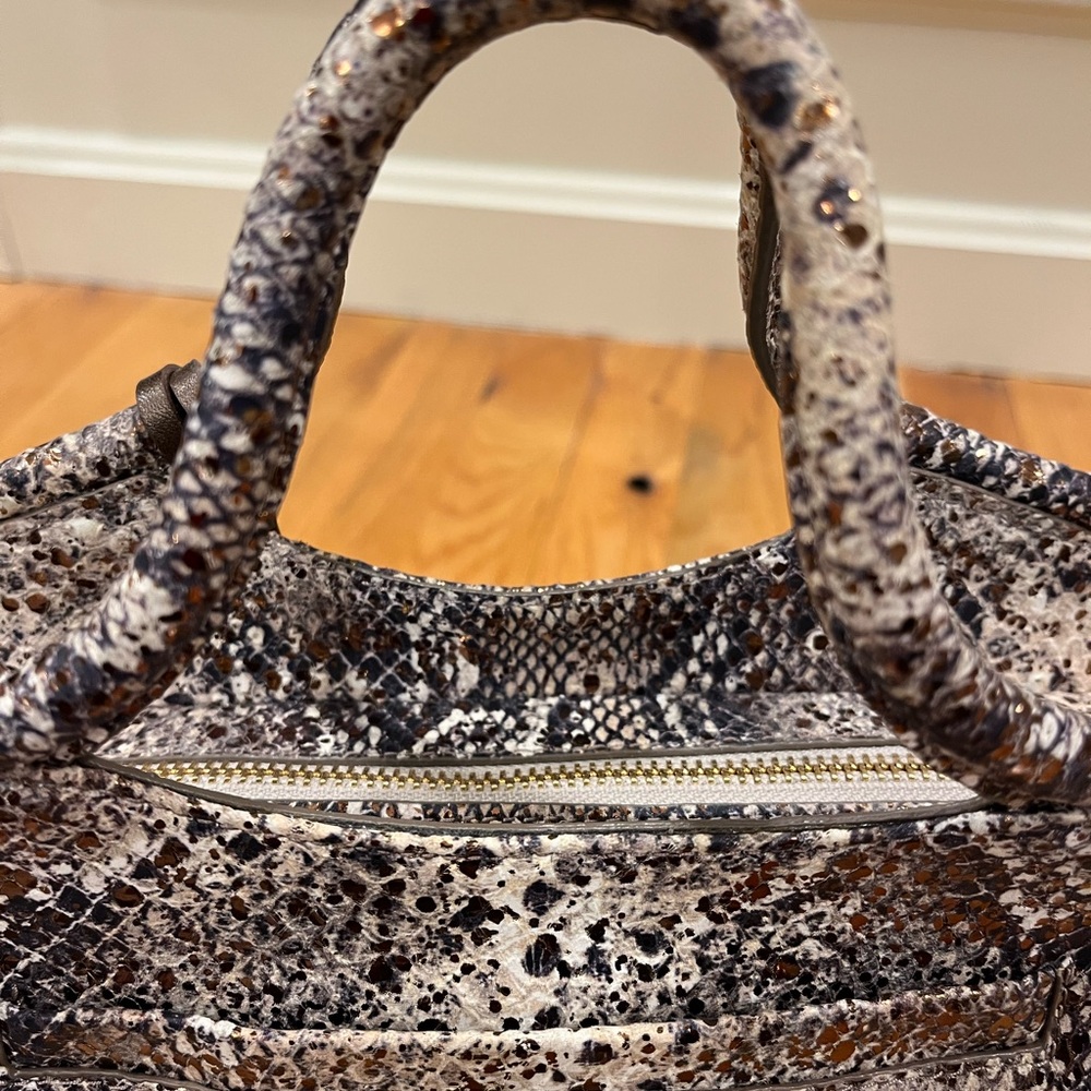 Snakeskin Pattern Handbag - Picture 6 of 10